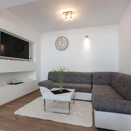 Three-bedroom In 公寓