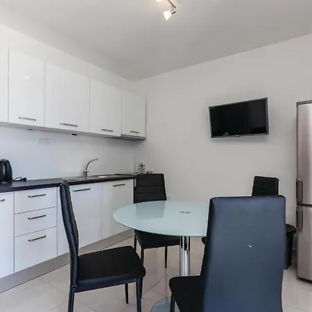 Three-bedroom In アパート *