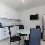 Three-bedroom In Apartamento *