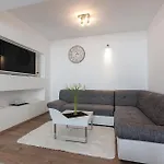 Three-bedroom In Apartamento