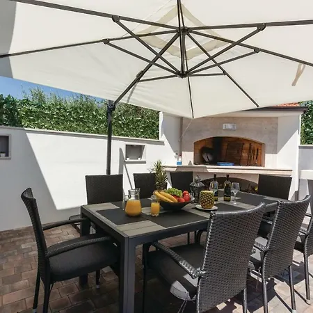 Three-bedroom In شقة *